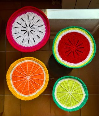 Sottobicchieri e sottopiatti in crochet a forma di frutta