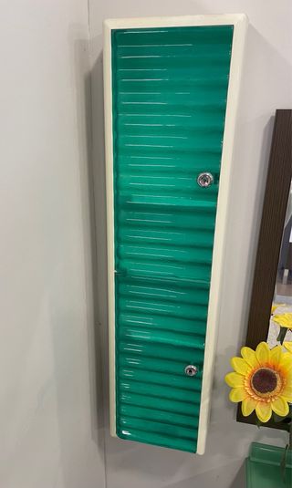 Armario de baño verde y blanco