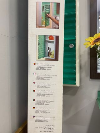 Armario de baño verde y blanco