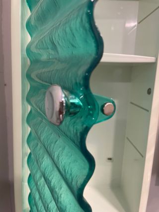 Armario de baño verde y blanco