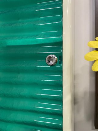 Armario de baño verde y blanco