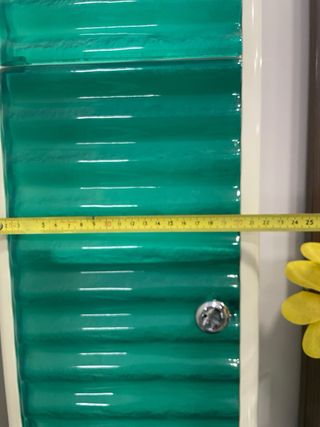 Armario de baño verde y blanco