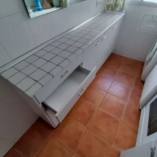 Mueble de cocina blanco y marrón
