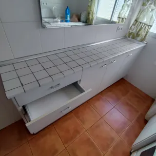 Mueble de cocina blanco y marrón