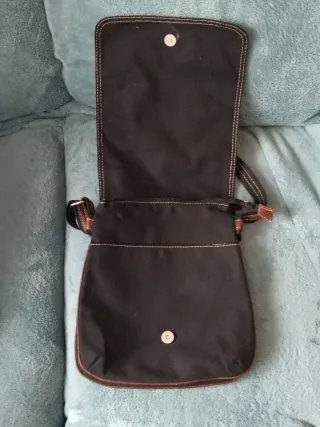 Bolso bandolera con zapatillas