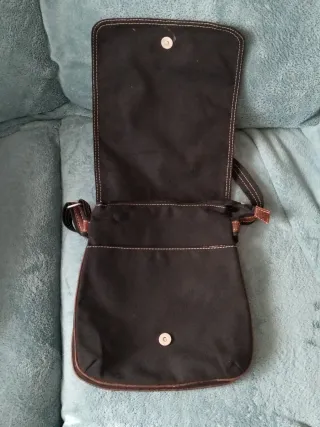 Bolso bandolera con zapatillas
