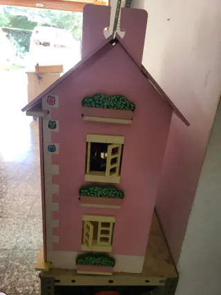 Casa de muñecas rosa con complementos