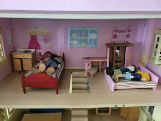 Casa de muñecas rosa con complementos
