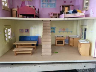 Casa de muñecas rosa con complementos