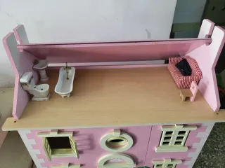 Casa de muñecas rosa con complementos