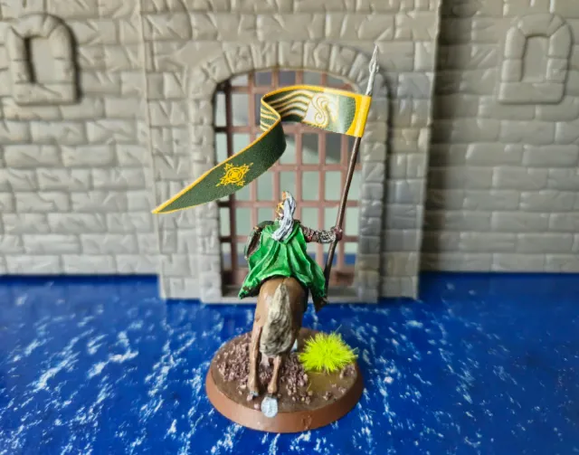 Miniatura ESDLA Portastandarte Rohan a Caballo