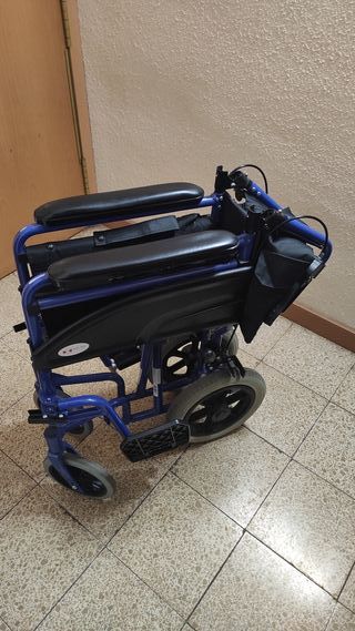 Silla de ruedas plegable azul con frenos