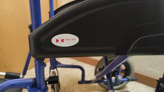 Silla de ruedas plegable azul con frenos