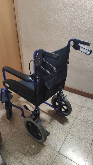 Silla de ruedas plegable azul con frenos