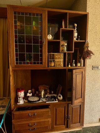 Armario de madera y cristal