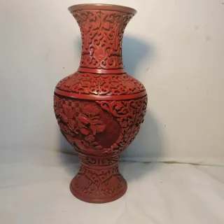 Jarrón Chino de laca cinabrio de 23 cm.