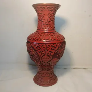 Jarrón Chino de laca cinabrio de 23 cm.