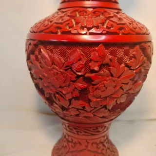 Jarrón Chino de laca cinabrio de 23 cm.