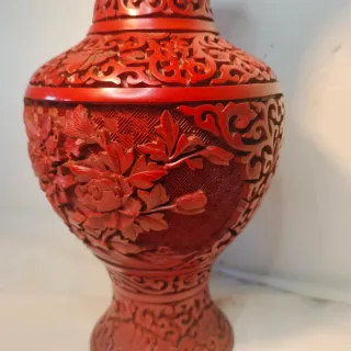 Jarrón Chino de laca cinabrio de 23 cm.