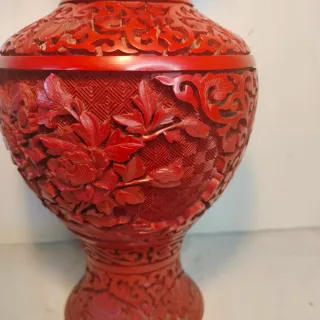 Jarrón Chino de laca cinabrio de 23 cm.