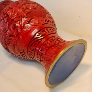 Jarrón Chino de laca cinabrio de 23 cm.