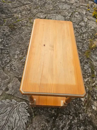 Mesa auxiliar de madera con cajones . Tiene ruedas