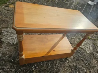 Mesa auxiliar de madera con cajones . Tiene ruedas