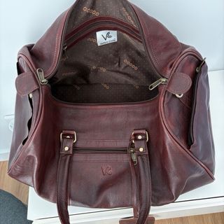 Bolso de viaje de cuero marrón.
