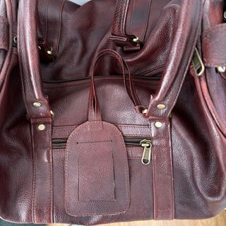 Bolso de viaje de cuero marrón.