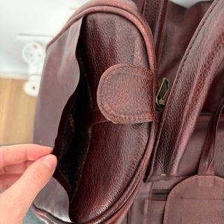 Bolso de viaje de cuero marrón.