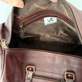 Bolso de viaje de cuero marrón.