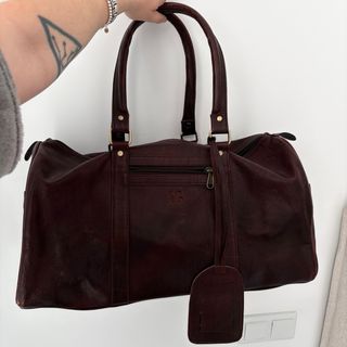 Bolso de viaje de cuero marrón.