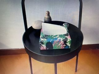 Mesa auxiliar negra con asa