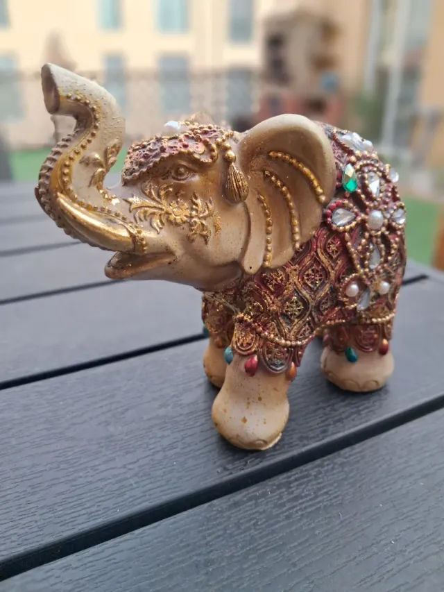 Elefante de cerámica decorativo