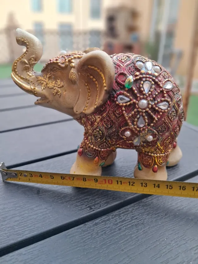 Elefante de cerámica decorativo