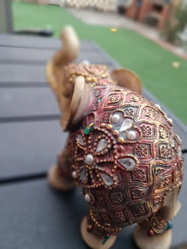 Elefante de cerámica decorativo