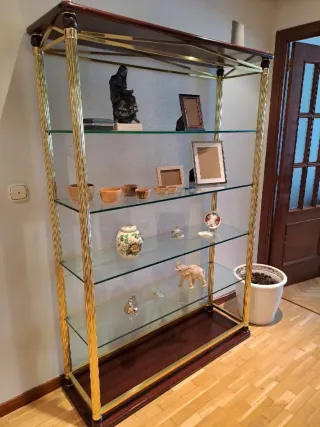 Vitrina de cristal y metal dorada