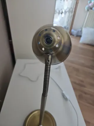 Lámpara de escritorio dorada flexible