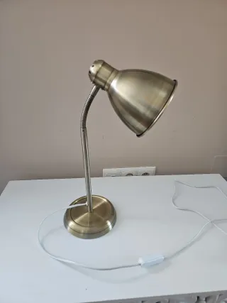 Lámpara de escritorio dorada flexible
