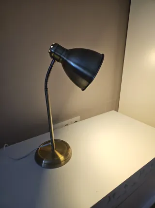 Lámpara de escritorio dorada flexible