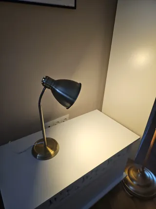 Lámpara de escritorio dorada flexible