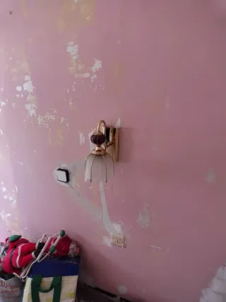 Lámpara de pared dorada y transparente