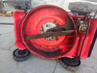 Cortacésped de gasolina rojo
