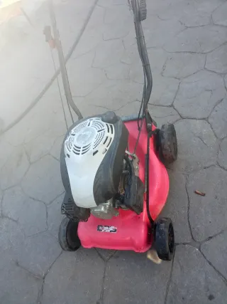 Cortacésped de gasolina rojo