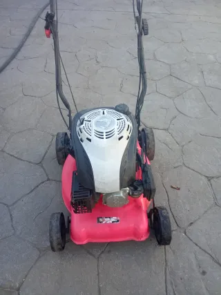 Cortacésped de gasolina rojo