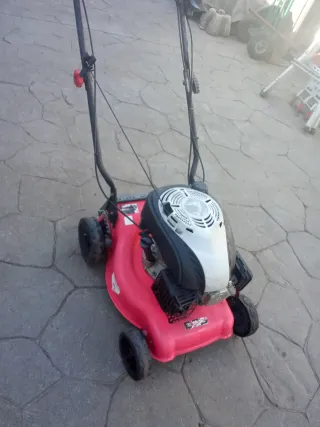 Cortacésped de gasolina rojo