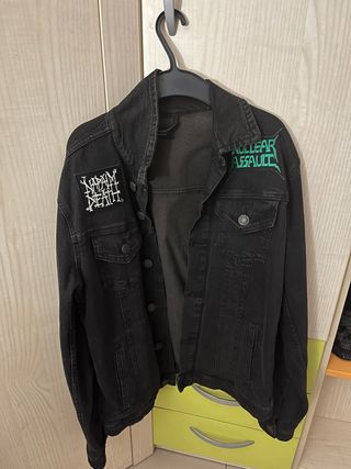 Chaqueta tejana negra con parches