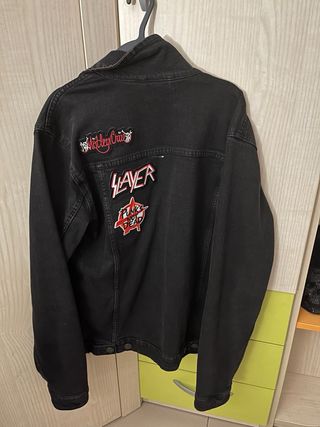 Chaqueta tejana negra con parches