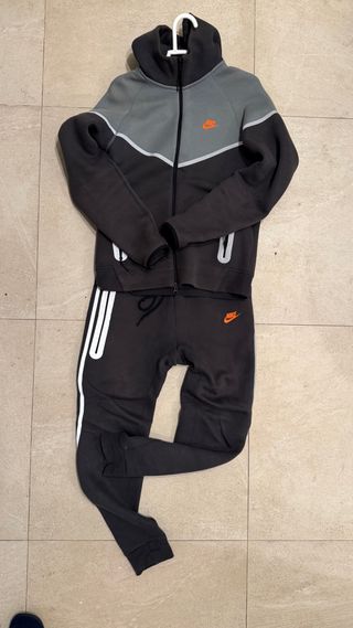 Conjunto deportivo Nike gris y negro