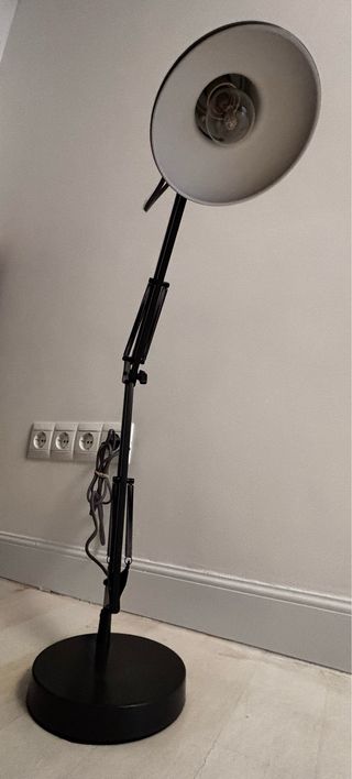 Flexo de metal negro y gris.